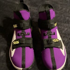 Men’s Le Bron Nike Basketball Shoes
Size 10.5